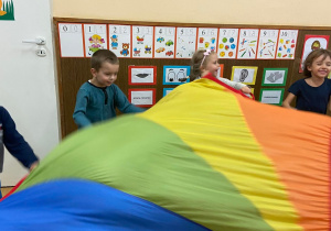Zdjęcie przedstawia dzieci w trakcie świętowania dnia przedszkolaka