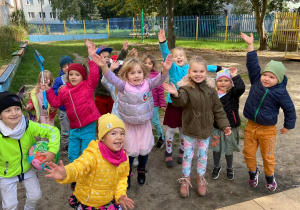 Zdjęcie przedstawia dzieci w ogrodzie przedszkolnym