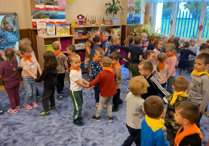 Zdjęcie przedstawia dzieci w trakcie zabaw z okazji Dnia Przedszkolaka