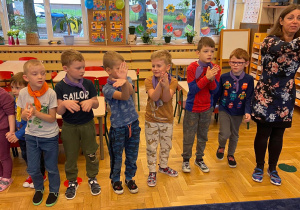 Zdjęcie przedstawia dzieci w trakcie zabaw z okazji Dnia Przedszkolaka