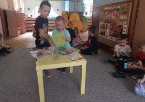 Zdjęcie przedstawia dzieci w trakcie czytania książek