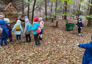 Zdjęcie przedstawia dzieci w trakcie wycieczki do lasu