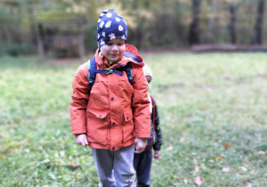 Zdjecie przedstawia dzieci w trakcie wycieczki do lasu