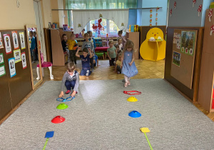 Zdjęcie przedstawia dzieci w trakcie zabaw ruchowych