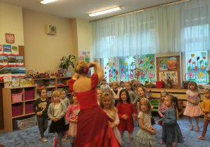 Zdjęcie przedstawia przedstawienie baletowe