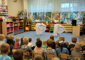 Zdjęcie przedstawia przedstawienie baletowe