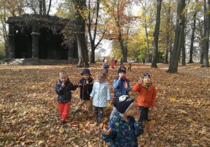 Zdjęcie przedstawia dzieci w trakcie spaceru do parku