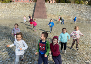 Zdjęcie przedstawia dzieci podczas spaceru do parku