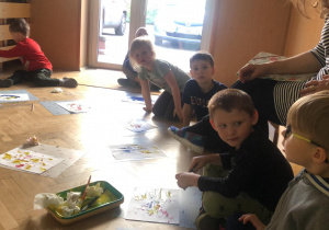 Zdjęcie przedstawia dzieci w trakcie warsztatów