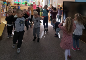 Zdjęcie przedstawia dzieci w trakcie zabaw ruchowych