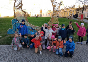 Zdjęcie przedstawia dzieci podczas wycieczki do Warszawy