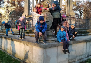 Zdjęcie przedstawia dzieci podczas wycieczki do Warszawy