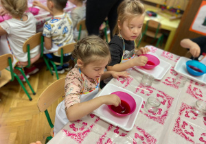 Zdjęcie przedstawia dzieci w trakcie warsztatów z tworzenia slime
