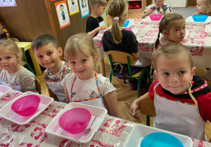 Zdjęcie przedstawia dzieci w trakcie warsztatów z tworzenia slime