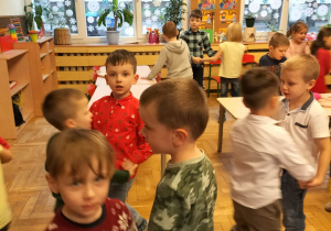 Zdjęcie przedstawia dzieci podczas balu mikołajkowego