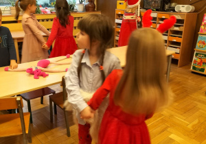 Zdjęcie przedstawia dzieci podczas balu mikołajkowego