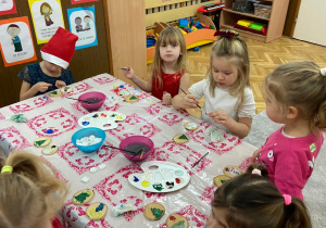 Zdjęcie przedstawia dzieci w trakcie warsztatów mikołajkowych