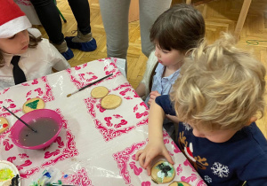 Zdjęcie przedstawia dzieci w trakcie warsztatów mikołajkowych