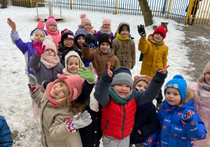 zdjęcie przedstawia dzieci bawiące się na śniegu