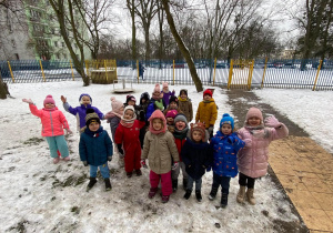 zdjęcie przedstawia dzieci bawiące się na śniegu