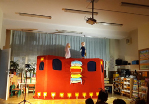 Zdjęcie przedstawia przedstawienie teatralne w przedszkolu