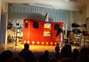 Zdjęcie przedstawia przedstawienie teatralne w przedszkolu