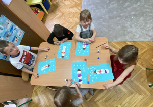 Zdjęcie przedstawia dzieci podczas zajęć plastycznych