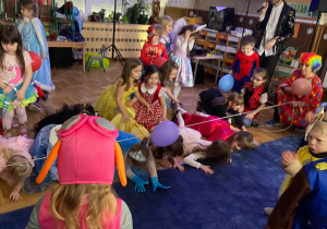 Zdjęcie przedstawia dzieci w trakcie zabaw na balu karnawałowym