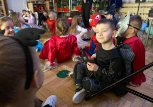 Zdjęcie przedstawia dzieci w trakcie zabaw na balu karnawałowym