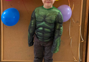 Zdjęcie przedstawia chłopca przebranego za Hulka