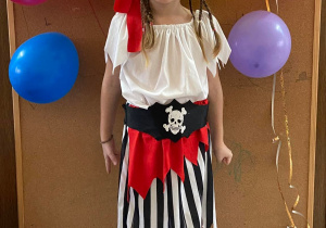 Zdjęcie przedstawia dziewczynkę przebraną za piratkę