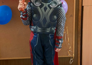 Zdjęcie przedstawia chłopca przebranego za Thora