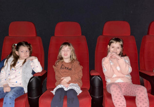Zdjęcie przedstawia dzieci w kinie