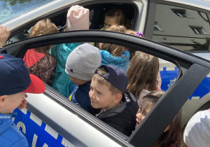 Zdjęcie przedstawia funcjonariusza policji z wizytą w przedszkolu