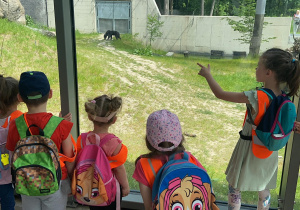 Zdjęcie przedstawia dzieci podczas wycieczki do orientarium