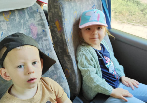Zdjęcie przedstawia dzieci w trakcie wycieczki z okazji Dnia Dziecka