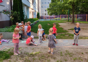 Zdjęcie przedstawia dzieci bawiące się na dworze