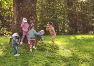 Zdjęcie przedstawia dzieci w trakcie wycieczki do Lasu Łagiewnickiego